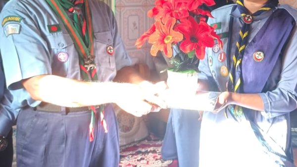 ঐন্দ্রিলা আহমেদ তাথৈকে সংবর্ধনা প্রদান করা হচ্ছে