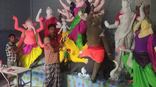 কালীগঞ্জে ৫৫ মন্ডপে দুর্গাপূজার প্রতিমায় শেষ আঁচড়ে ব্যস্ত কারিগররা