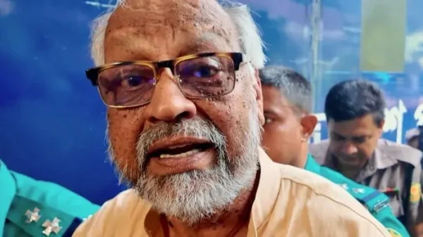 রিমান্ড শেষে আদালতে আখতারুজ্জামান